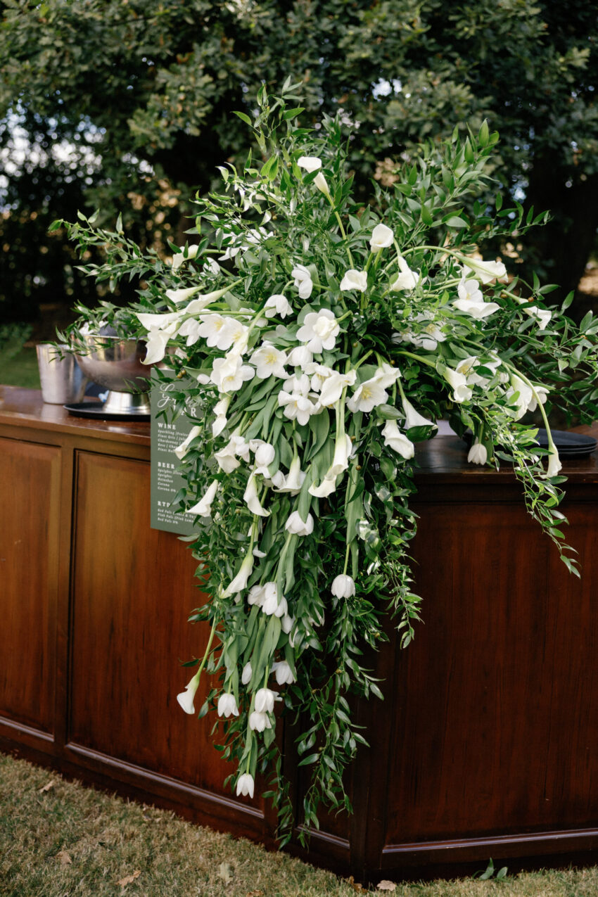 beautiful detail shot of the flowers adorning the bar